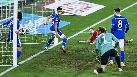 Die enge Spieltaktung hat ihre Spuren auf dem Schalker Rasen hinterlassen.