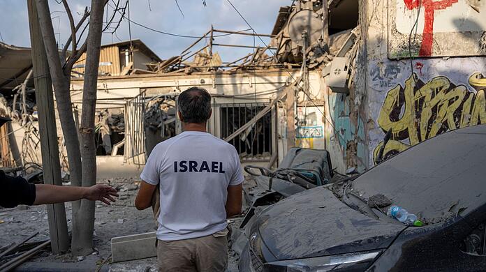 Israelis inspizieren die Trümmer eines Gebäudes in Tel Aviv, das am Wochenende von einer aus dem Gazastreifen abgefeuerten Rakete getroffen wurde.