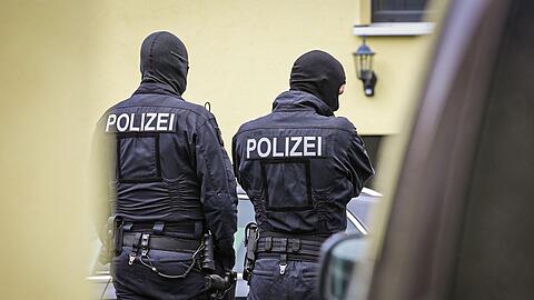 Die Ermittler stellten nach eigenen Angaben mehrere Waffen sicher.