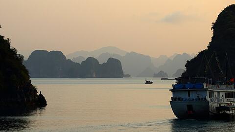 In der Halong-Bucht in Vietnam finden Reisende im Januar warme Temperaturen und Sonne.