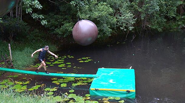 Gil Ofarim in der Dschungelprüfung vor dem fatalen Sturz. Gil Ofarim in der Dschungelprüfung vor dem fatalen Sturz.