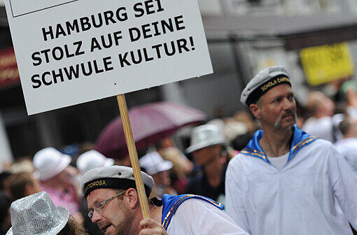 Nicht nur Party, sondern auch Politik: "Hamburg, sei stolz auf Deine schwule Kultur!" fordert dieser Teilnehmer.