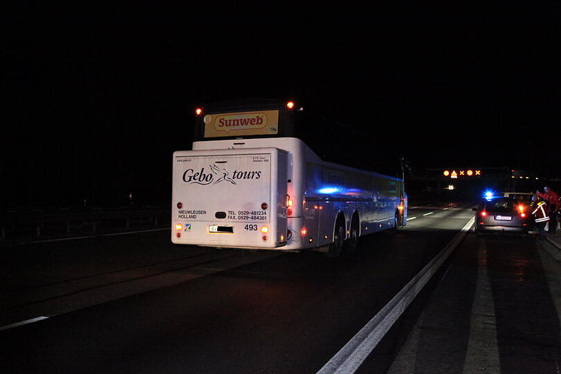 Ein Reisebus aus den Niederlanden steht auf der A8 in Richtung München in Flammen. Die Bilder vom Feuerwehreinsatz.