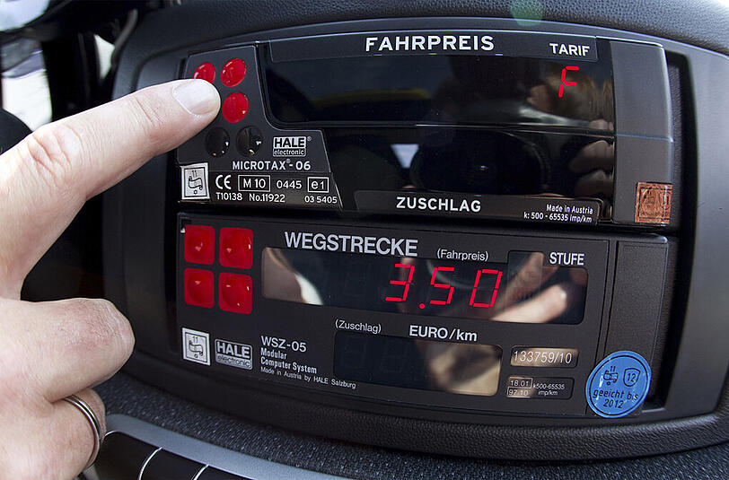 Wird bald teurer: Eine Fahrt im Taxi. (Symbolbild)