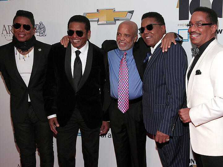 Jermaine Jackson (links) neben Jackie Jackson, Berry Gordy, Jr., Tito Jackson und Marlon Jackson