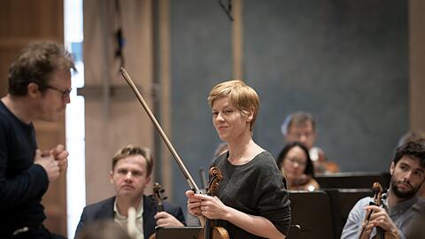 Isabelle Faust probt mit Daniel Harding und dem Symphonieorchester des Bayerischen Rundfunks im Herkulessaal.
