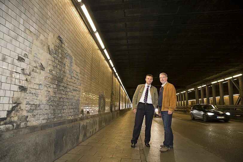 . . . die Stadträte Alexander Reissl (r.) und Georg Schlagbauer wagen sich trotzdem durch Münchens hässlichste Unterführung hinterm Bahnhof.