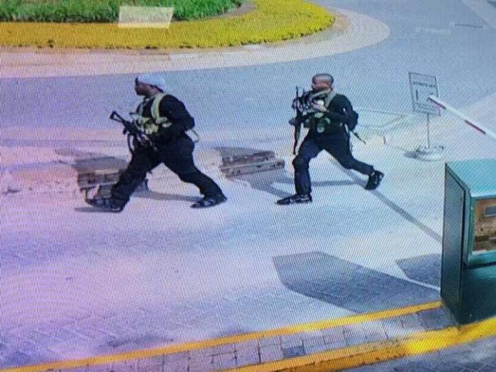 Das Videostandbild einer Sicherheitskamera zeigt die schwer bewaffneten Angreifer auf dem Gelände des Hotels in Nairobi.