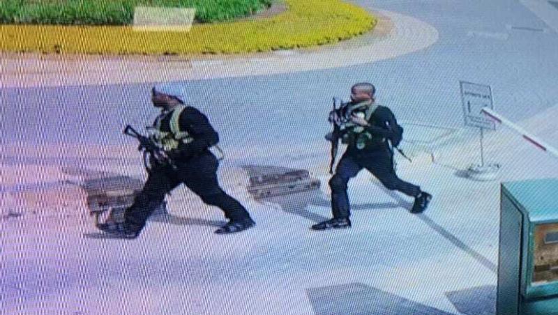 Das Videostandbild einer Sicherheitskamera zeigt die schwer bewaffneten Angreifer auf dem Gelände des Hotels in Nairobi. Das Videostandbild einer Sicherheitskamera zeigt die schwer bewaffneten Angreifer auf dem Gelände des Hotels in Nairobi.