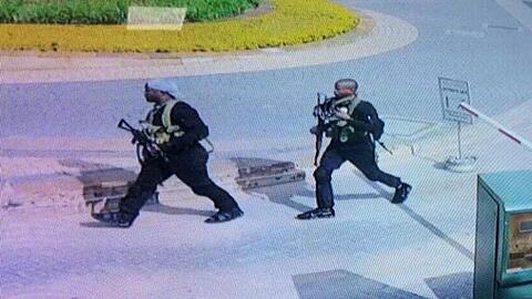 Das Videostandbild einer Sicherheitskamera zeigt die schwer bewaffneten Angreifer auf dem Gelände des Hotels in Nairobi.