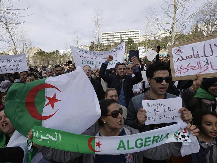 Auch in Marseille, wo es eine große algerische Gemeinde gibt, fordern Demonstranten den Rückzug Bouteflikas.