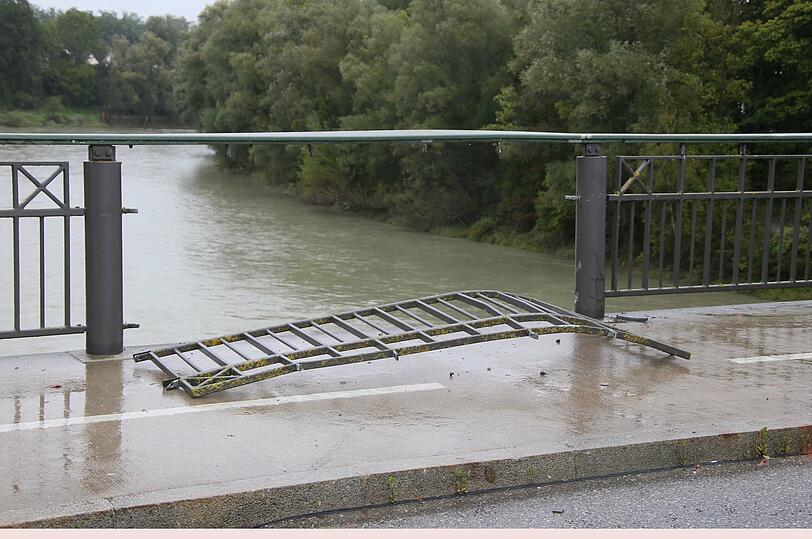 Das Brückengitter wurde durch den  Aufprall aus der Verankerung gerissen.
