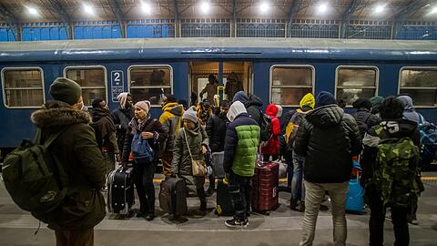 Innerhalb kürzester Zeit müssen wegen der russischen Aggression immer mehr Menschen aus der Ukraine fliehen.
