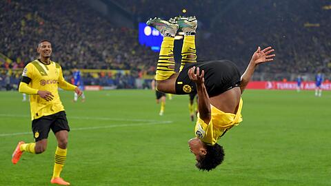BVB-Matchwinner Karim Adeyemi (r) jubelte nach seinem Treffer mit einem Salto.