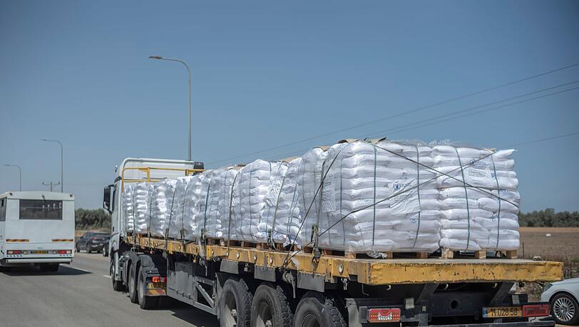 Nach israelischen Angaben sind weitere Lastwagen mit Hilfsgütern im Gazastreifen angekommen. (Archivbild)