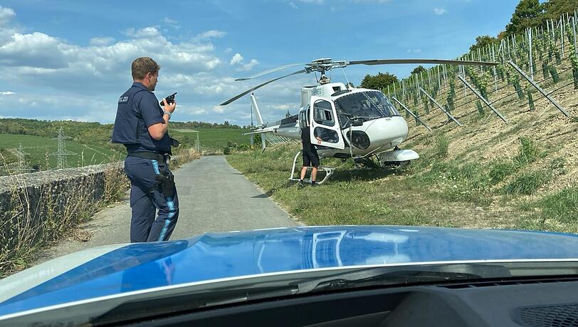 Ein ziviler Hubschrauber musste nach einem Maschinenschaden in den Würzburger Weinbergen landen.