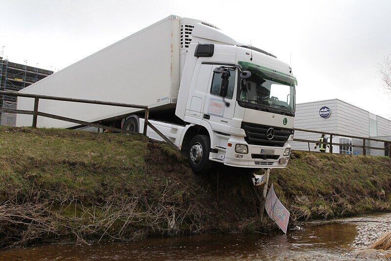 Glück im Unglück: Der Lkw blieb auf der Böschung liegen.