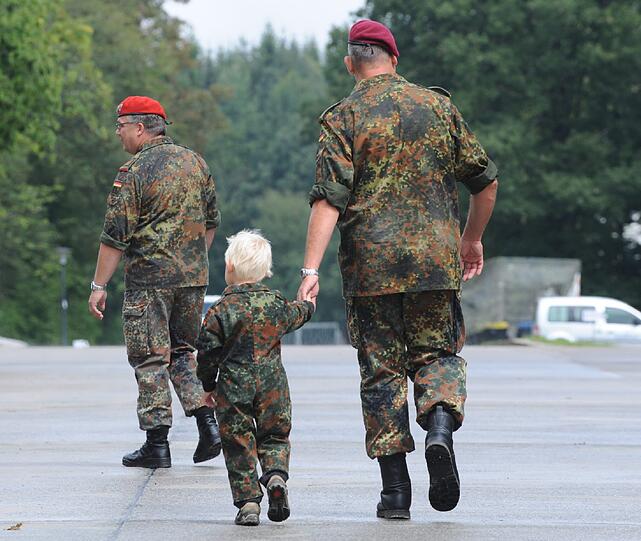 Besonders schwer trifft die Bundeswehrreform die Familien der Soldaten. Jetzt müssen sie umziehen oder eine andere Beschäftigung finden.