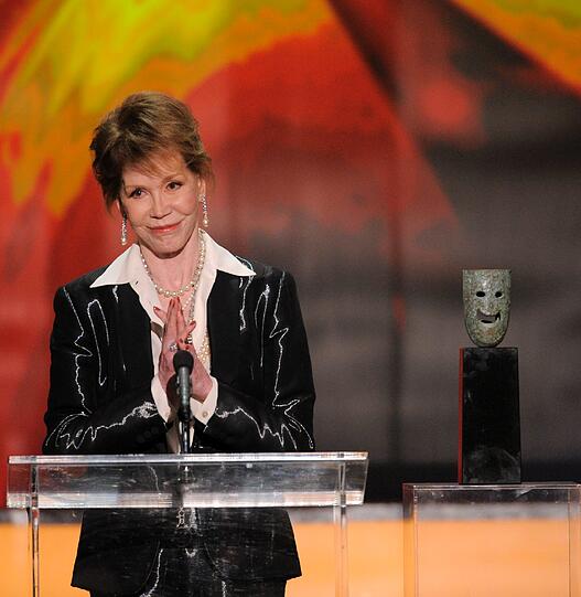 ...Mary Tyler Moore. Die beiden spielten in den sechziger Jahren gemeinsam in der "Dick Van Dyke Show".