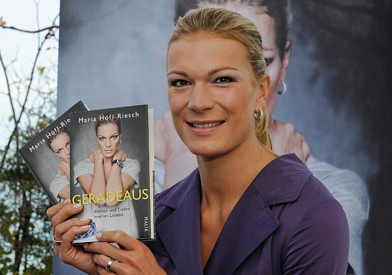 Maria Riesch stellt ihr Buch "Geradeaus" vor.