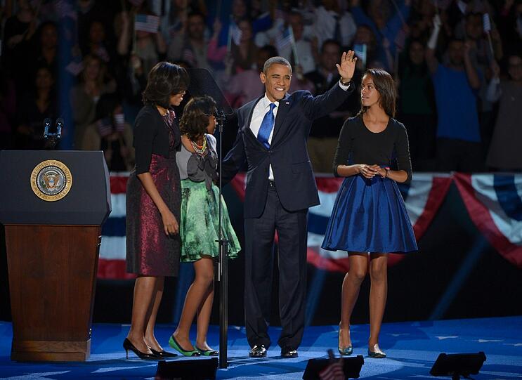 Sie bleiben die First Family: Barack Obama betritt mit Ehefrau Michelle und den Töchtern Sasha und Malia die Bühne in Chicago