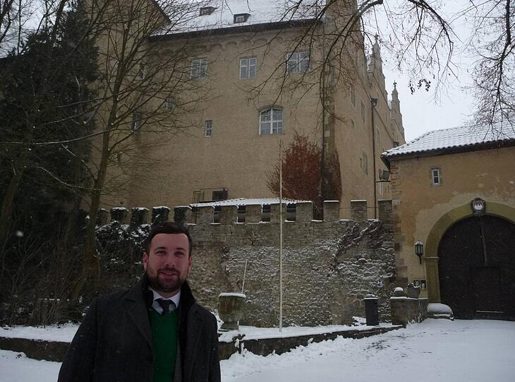 "Ich gebe die Hoffnung nicht auf: Schonungens Bürgermeister Stefan Rottmann (SPD) vor Schloss Mainberg.