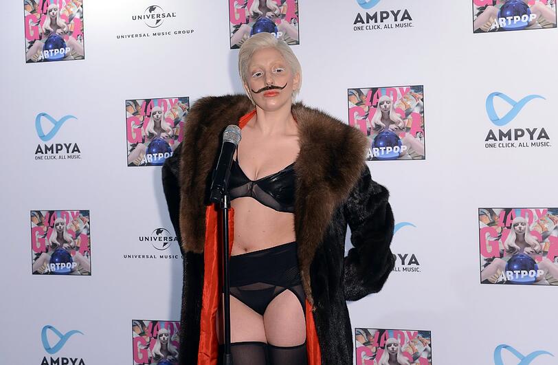 Vor ihrem Straps-Auftritt kam Lady Gaga allerdings in einem sehr außergewöhnlichem Kostüm.