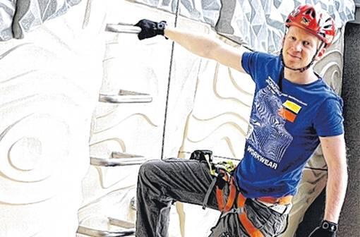 AZ-Redakteur Julian Galinski am Indoor-Klettersteig von Sport Schus-
ter. Dort kann man die eigene Ausrüstung testen.