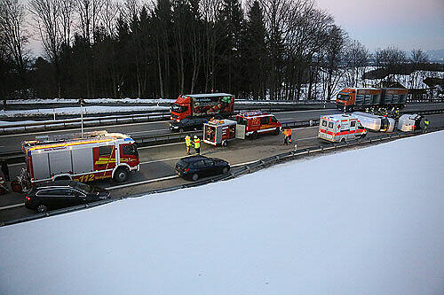 Die Kleintransporter blockierten die Fahrbahn der A8 - die Bilder.