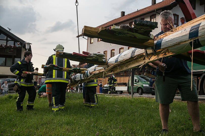 Der Blitz hat den Maibaum völlig zerstört. Die Bilder vom Feuerwehreinsatz in Otting.