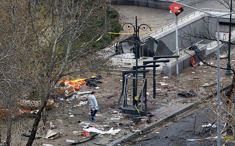 Bei dem Autobomben-Anschlag an einer Bushaltestelle in Ankara sind 37 Menschen getötet worden.