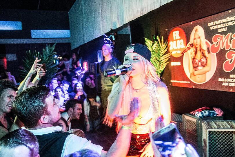 Malle-Partykönigin Mia Julia heizte den Feierwütigen im Kulturhaus in Taufkirchen so richtig ein.
