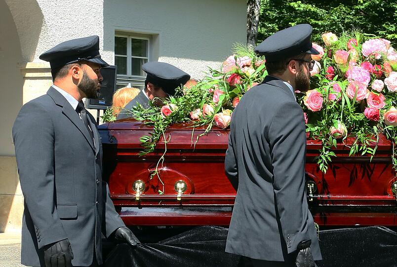 Der rosa-geschmückte Sarg von Christel Sembach-Koch wurde von vier Schimmeln zum Mausoleum der Familie gebracht.