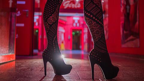 Eine Prostituierte steht im Eingangsbereich eines Bordells (Archivbild).