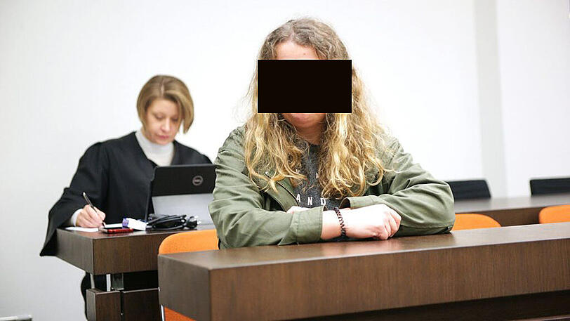 Die Angeklagte vor Gericht (im Hintergrund ihre Anwältin).