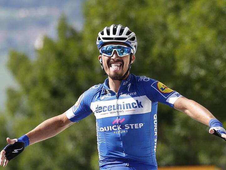 Der Franzose Julian Alaphilippe bejubelt seinen Etappensieg bei der Zieleinfahrt.