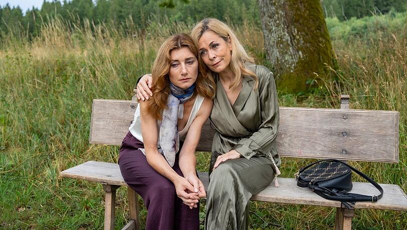 "Sturm der Liebe": Yvonne (r.) rät Alexandra, nicht an Christophs Liebe zu zweifeln.