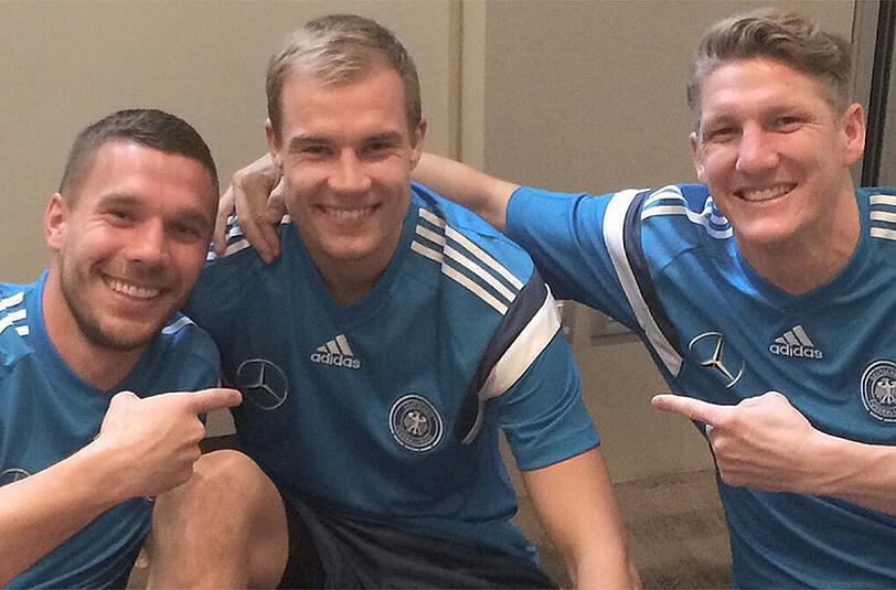 Begrüßen DFB-Rückkehrer Holger Badstuber wieder in ihrer Mitte: Lukas Podoslki (l.) und Bastian Schweinsteiger (r.)