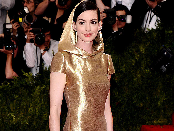 Mehr "Star Wars" und weniger China lautete offenbar das Thema bei Anne Hathaway, die eine goldene, lange Kreation von Ralph Lauren trug. Dazu gehörte auch die passende Kapuze.