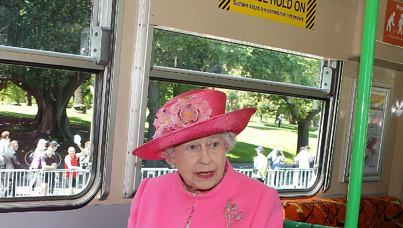 Queen Elizabeth II. wird am 21. April 92 Jahre alt und ist bekannt für ihren bunten Look. Queen Elizabeth II. wird am 21. April 92 Jahre alt und ist bekannt für ihren bunten Look.