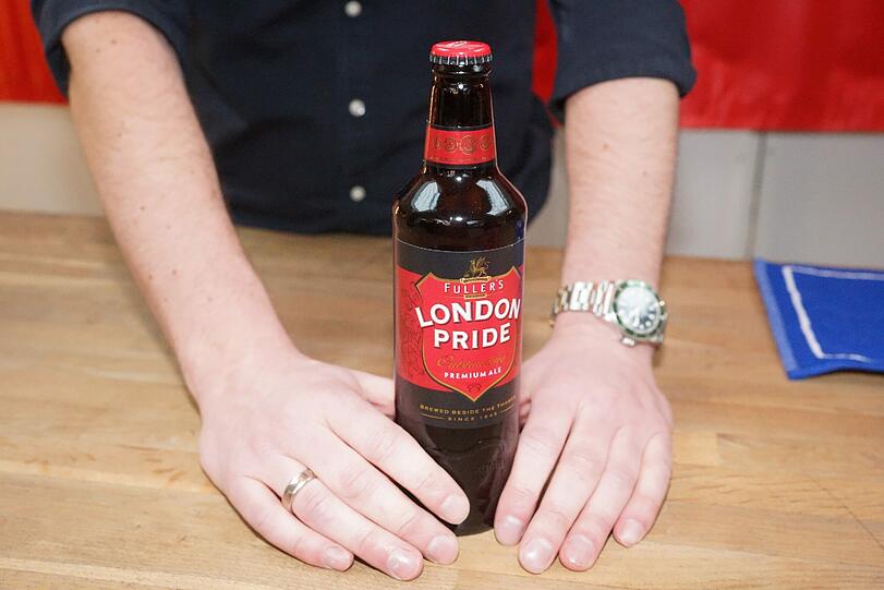 England aus der Flasche - Name: London Pride. Brauer: Fuller&rsquo;s Brewery. Das ist drin: Wasser, Gerstenmalz, Hopfen, Hefe. So schmeckt&rsquo;s: leichtes, süffiges Bier, fruchtige Note. Alkoholgehalt: 4,7 % Vol.
Preis: 6 Euro/Liter.