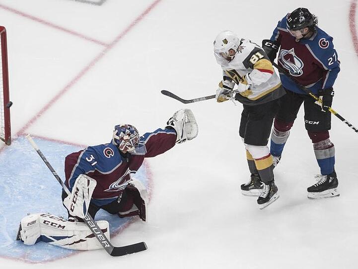 Colorados Torhüter Philipp Grubauer (l) mit Ryan Graves (r) in Aktion gegen Jonathan Marchessault von den Vegas Golden Knights.
