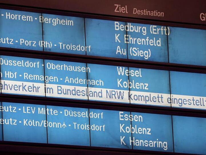 Ein Anzeigetafel in Köln weist Zugausfälle aus.