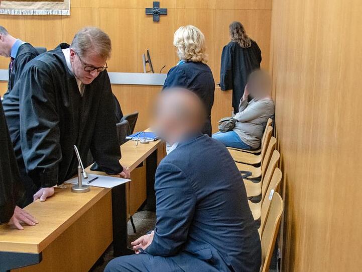 Ein Angeklagter spricht im Verhandlungssaal des Landgerichts mit Verteidiger Jan Bockemühl (l). Foto: Armin Weigel