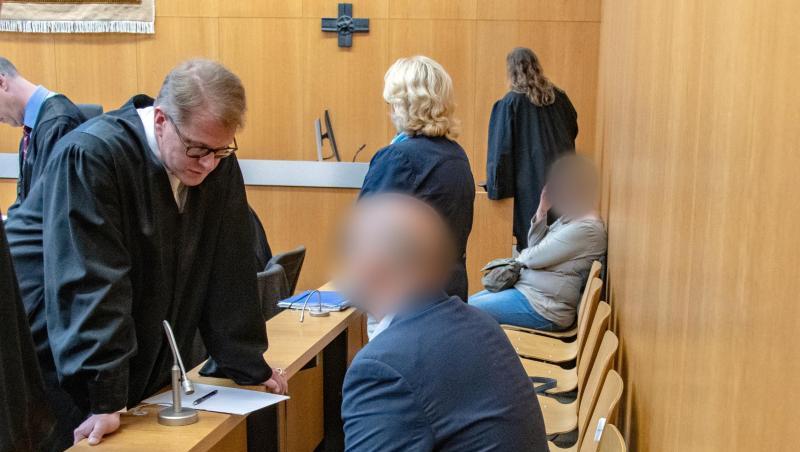 Ein Angeklagter spricht im Verhandlungssaal des Landgerichts mit Verteidiger Jan Bockemühl (l). Foto: Armin Weigel Ein Angeklagter spricht im Verhandlungssaal des Landgerichts mit Verteidiger Jan Bockemühl (l). Foto: Armin Weigel