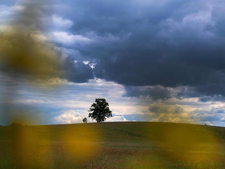 Regenwolken ziehen über die Landschhaft bei Höhenrain im Landkreis Starnberg. Foto: Stephan Jansen/dpa/Archivbild
