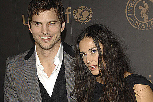 Demi Moore (45) spürt in der Nähe ihre Mannes Ashton Kutcher (30) &bdquo;die Leichtigkeit des Seins&ldquo;.