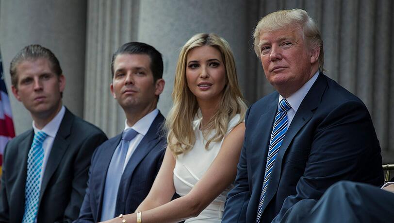 Der frühere US-Präsident Donald Trump (r) mit seinen Kindern Eric (l-r), Donald Jr. und Ivanka. Trumps Tochter soll vor einer Grand Jury unter anderem zur Rolle Trumps beim Sturm auf das US-Kapitol aussagen.