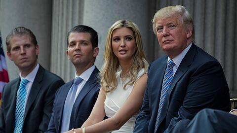 Der frühere US-Präsident Donald Trump (r) mit seinen Kindern Eric (l-r), Donald Jr. und Ivanka. Trumps Tochter soll vor einer Grand Jury unter anderem zur Rolle Trumps beim Sturm auf das US-Kapitol aussagen.