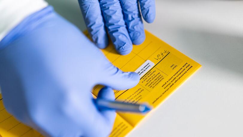 Eine Infektion mit Hepatitis B kann zu Leberzirrhose und Krebs führen - eine Impfung schützt (Symbolbild).